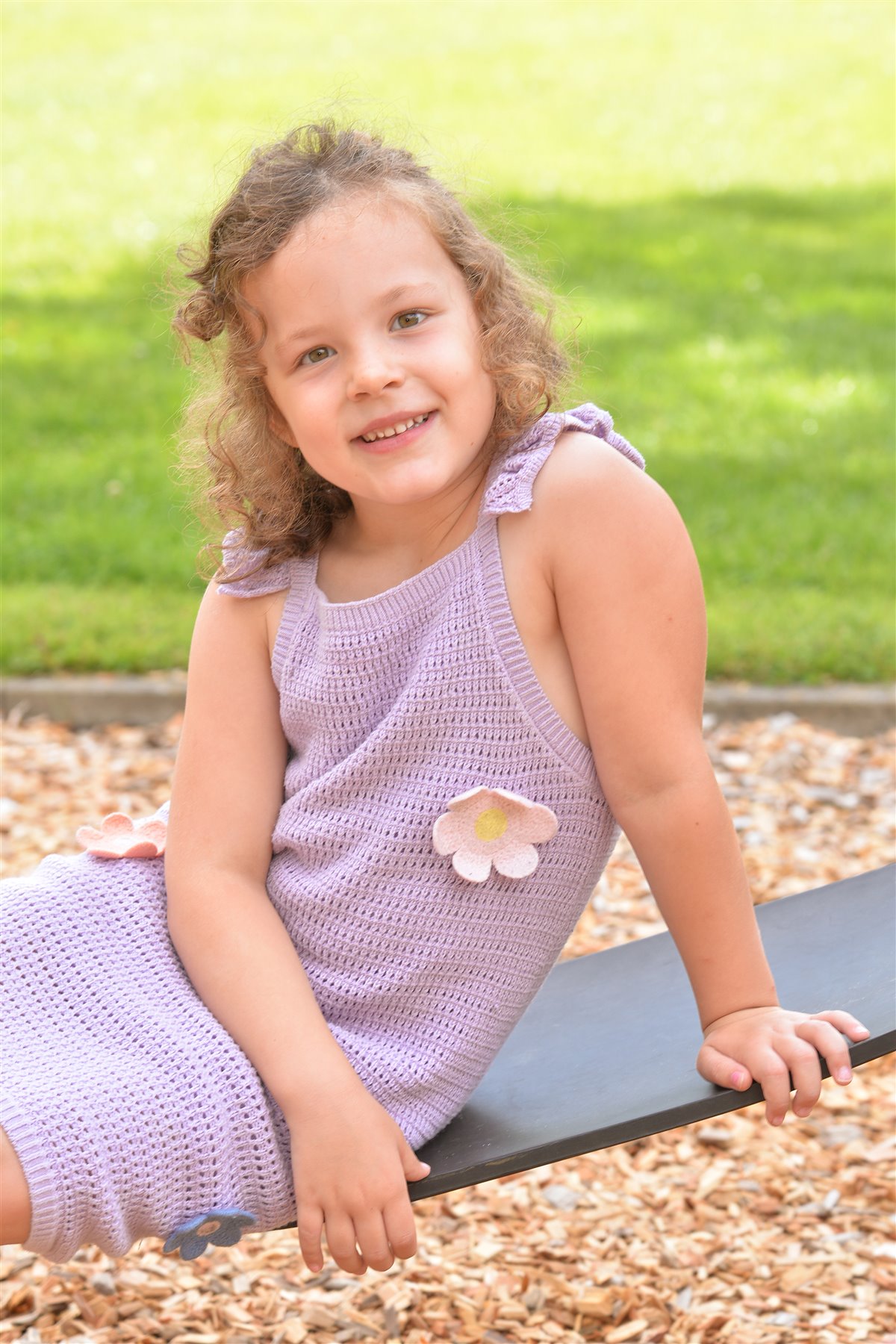 Natürliches Kinderportrait im Außenbereich