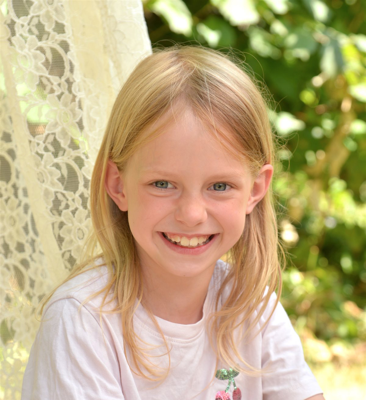 Freundliches Kinderportrait im Grünen