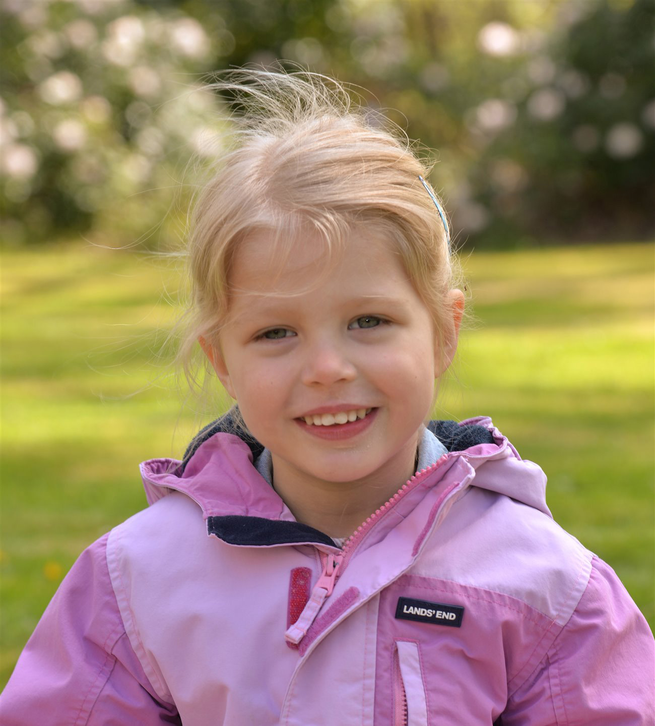 Kinderportrait in natürlicher Umgebung